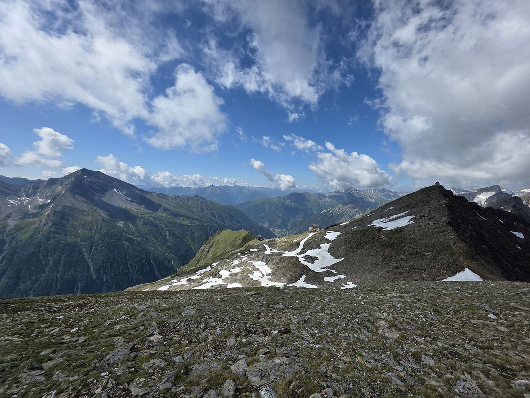 Knapp vor dem kleinen flachen "Zwischengipfel" der Blick zurück (rechts Arnoldhöhe, Bildmitte Seilbahnstation und knapp darunter Hannoverhaus)