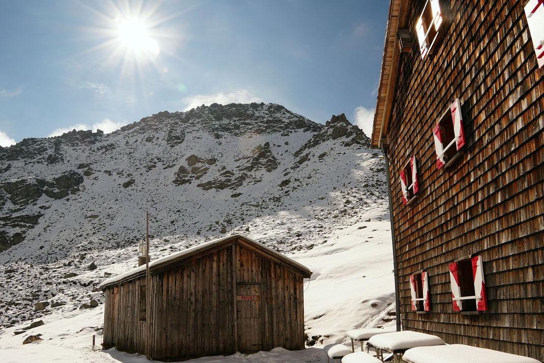 Glorerhütte mit dem Kastenegg, der Aufstieg erfolgt rechts des Felsgupfs