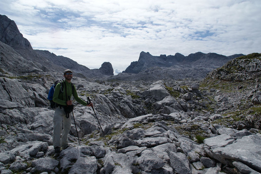 Am Weg von der Buchauerscharte zum Riemannhaus (knapp links der Bildmitte neben dem Somemrstein), das Bild stammt aus dem Jahr 2014