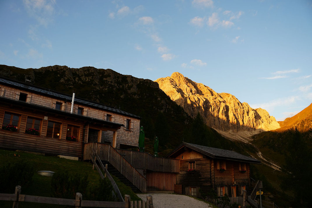 Porzehütte mit der Porze im Morgenlicht
