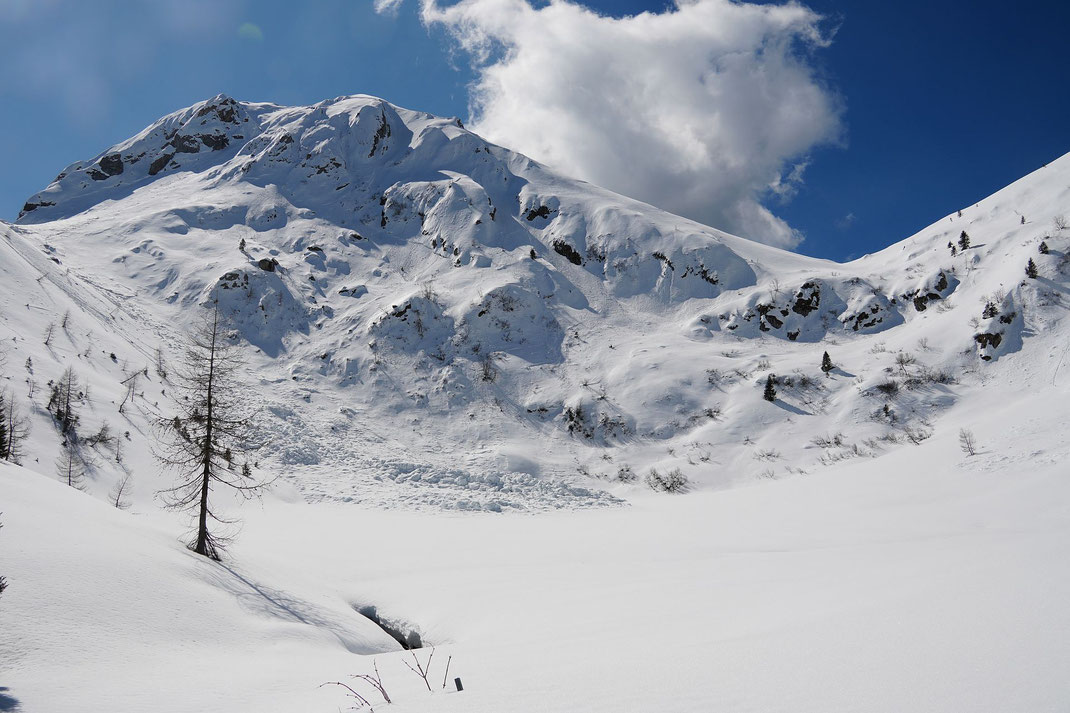 Der Monte Pizzul, der Aufstieg erfolgt im rechten Bildteil zunächst in einer links-rechts- Schleife und dann über die Flanke hinauf