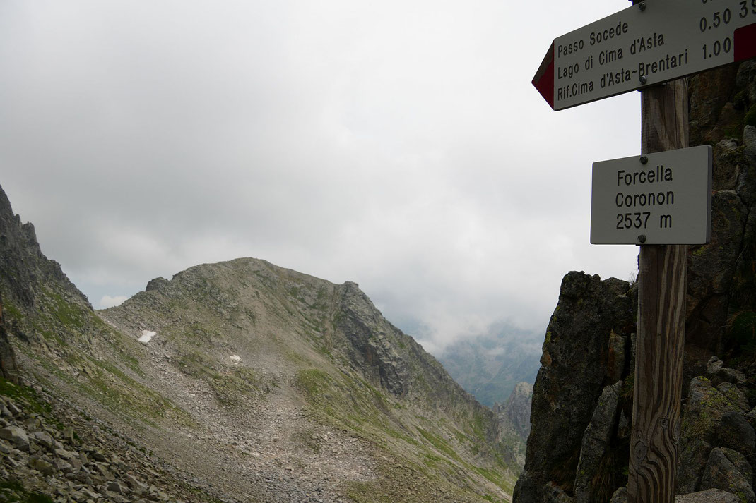 Blick zurück von der Forcella Coronon zum Passo Socede (links)