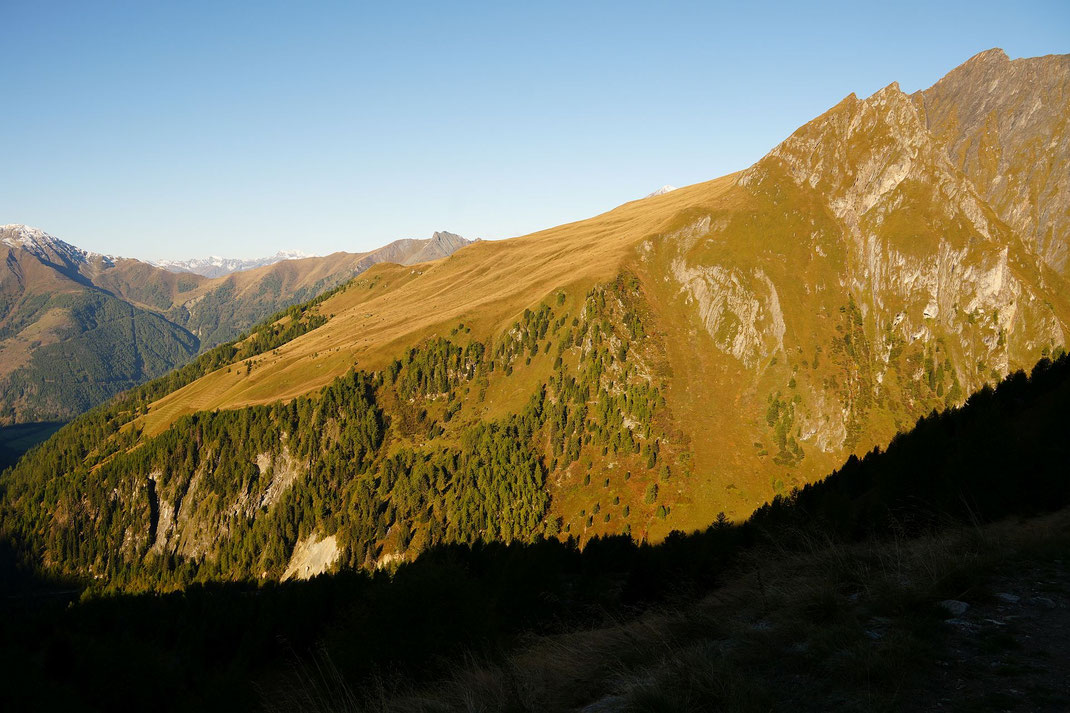 Beim Aufstieg zeigt sich das Figerhorn (rechts)