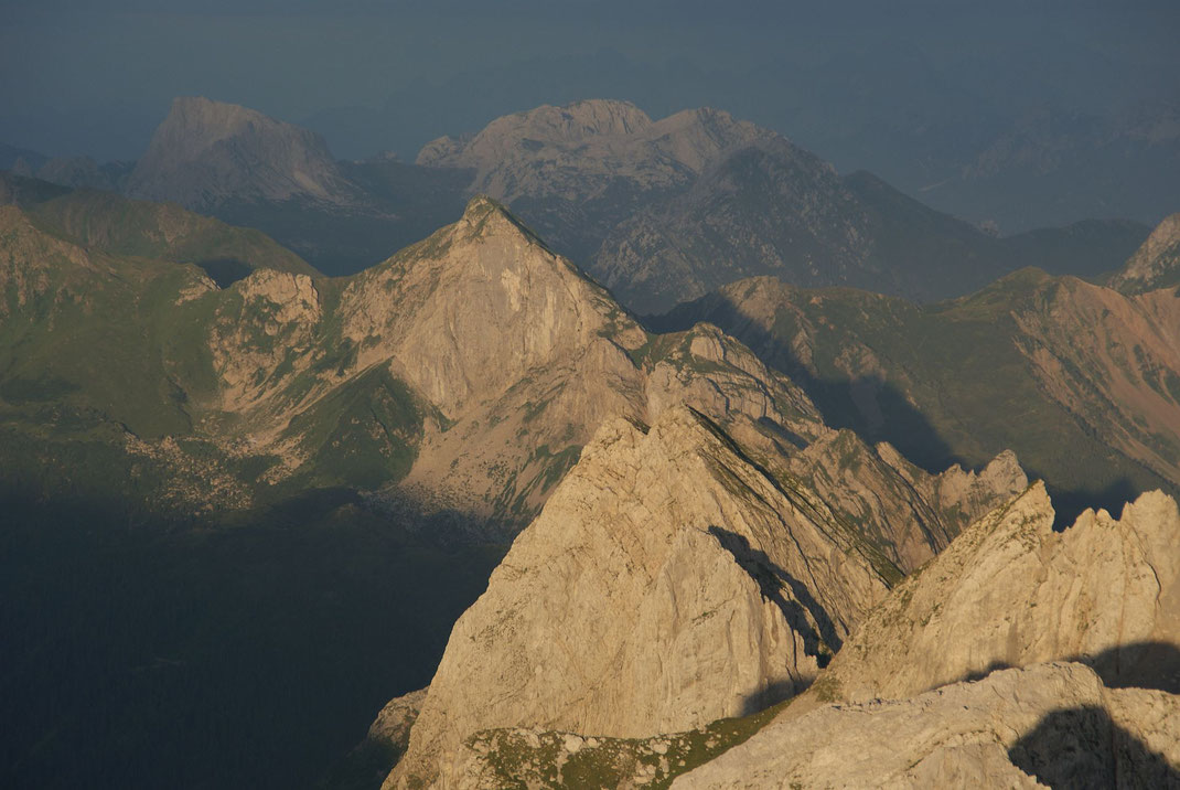 Blick über Cellon und Pit Timau zu Trogkofel (hinten links) und Rosskofel (hinten rechts)