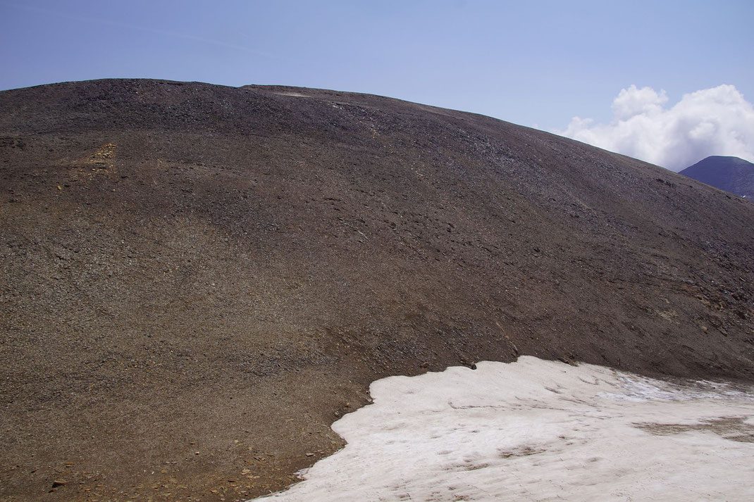 Abstieg in die Scharte und Aufstieg zum Breitkopf, nach rechts der Gletscherrest (Abstiegsroute zur Fuscherkarscharte)