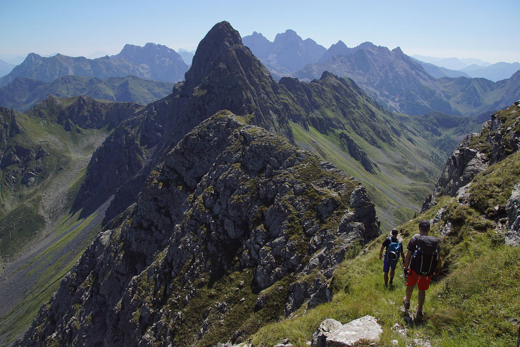 Gemütliche Passage, markant im Blick die Steinwand