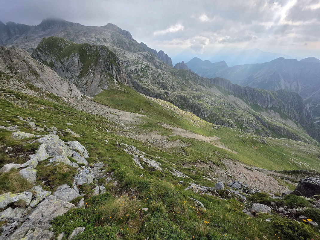 Querung aus der Flanke hinaus auf den breiten Gipfelrücken mit dem Blick zurück hinunter