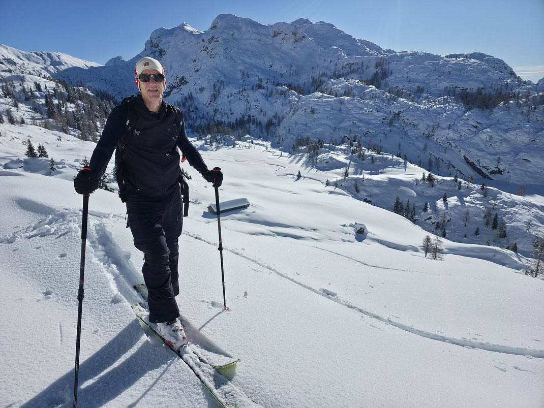 Rückblick zur Alm, links hinten in der Sonne ist der Startpunkt zu sehen