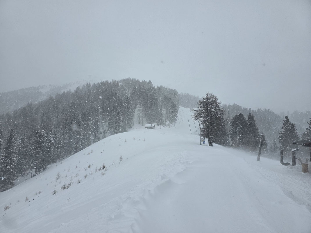Der Weiterweg zum Grünleitennock (links oben im Nebel) erfolgt über die ehemalige Piste (rechts der Bildmitte)