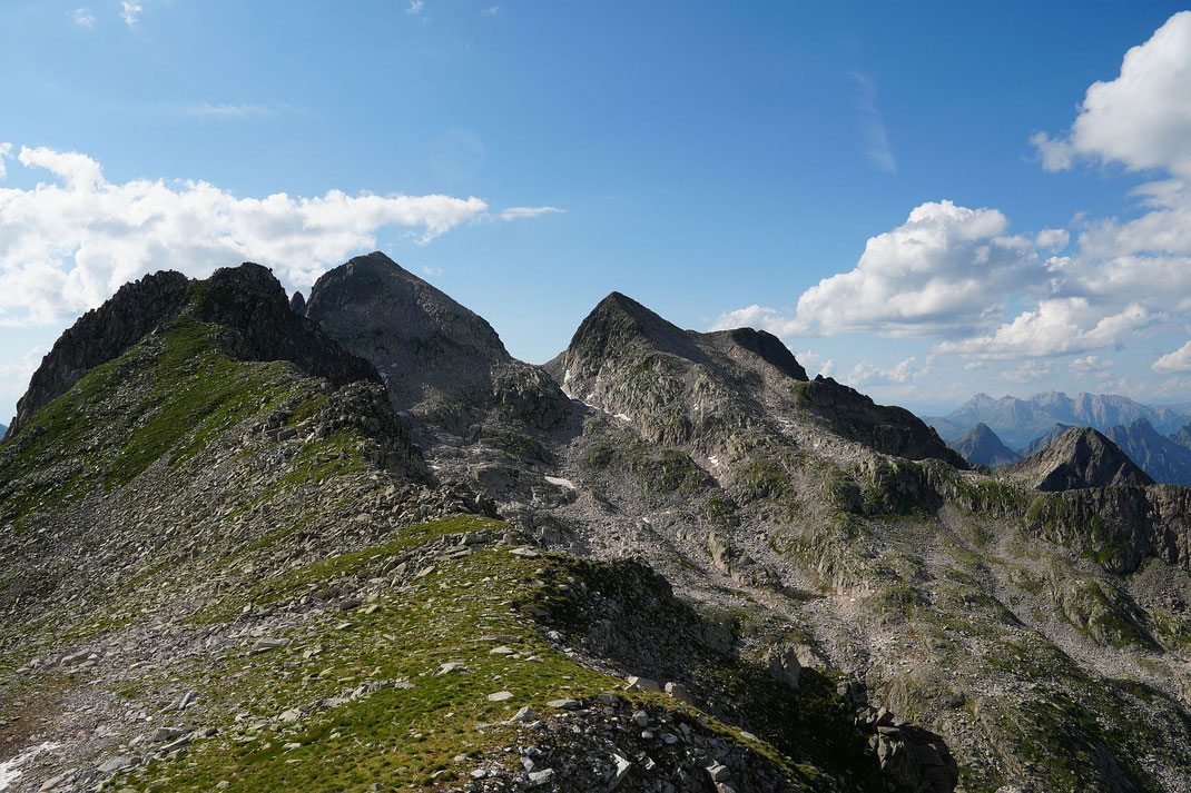 Auf dem Col della Banca mit dem Blick nach Westen. Von links nach rechts Cima Banca, Cima d'Asta und Cima Diavoli