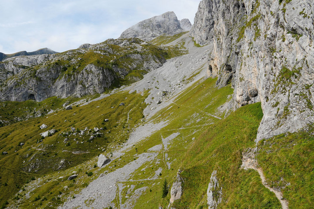 Weiterweg schön erkennbar (rechts), das Ziel "hinten oben"
