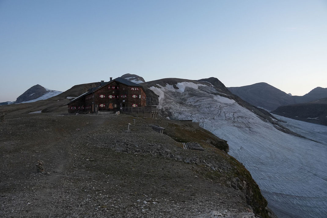 Die Oberwalderhütte mit den Bärenköpfen (von links nach rechts Vorderer, Mittlerer, Eiswandbichl und Großer Bärenkopf)