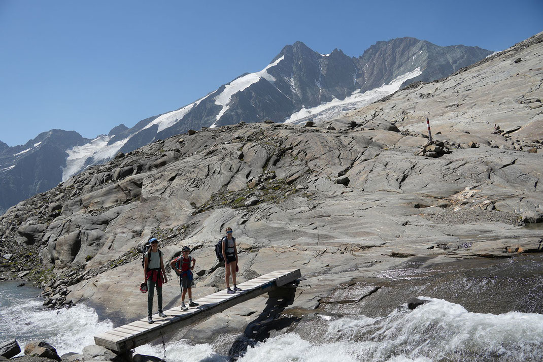 Brücke über den Gletscherbach mit Blick zum Glockner
