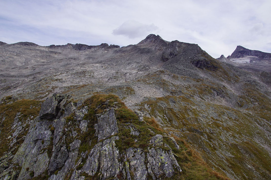 Der Weiterweg zum Petereck führt nach der kurzen Gratpassage durch das weite Kar zum Petereck (rechts der Bildmitte)