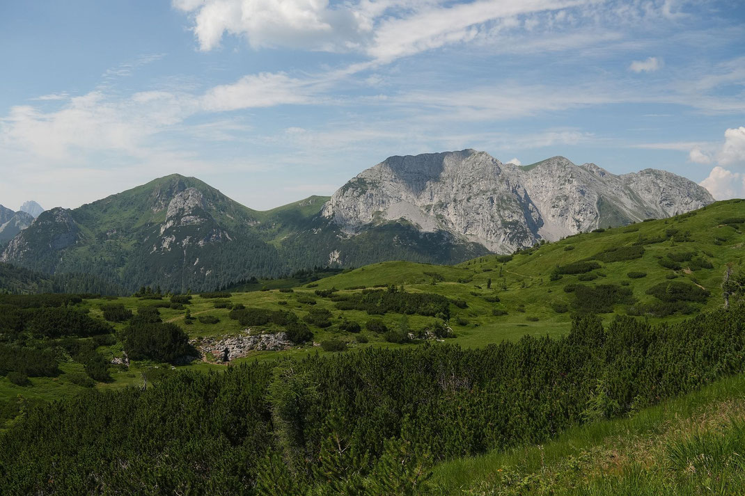 Blick nach Süden zum Monte Zermula, links der Bildmitte ist der Eingang zur Attila Höhle zu erkennen (schaut wie ein Kreuz aus)