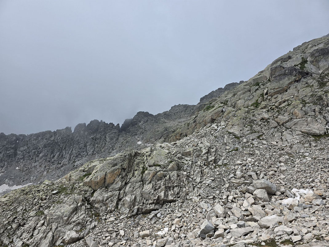 In der Bildmitte auf den großen Felsen ist die Weggabelung, von welcher über das Geröllfeld quert