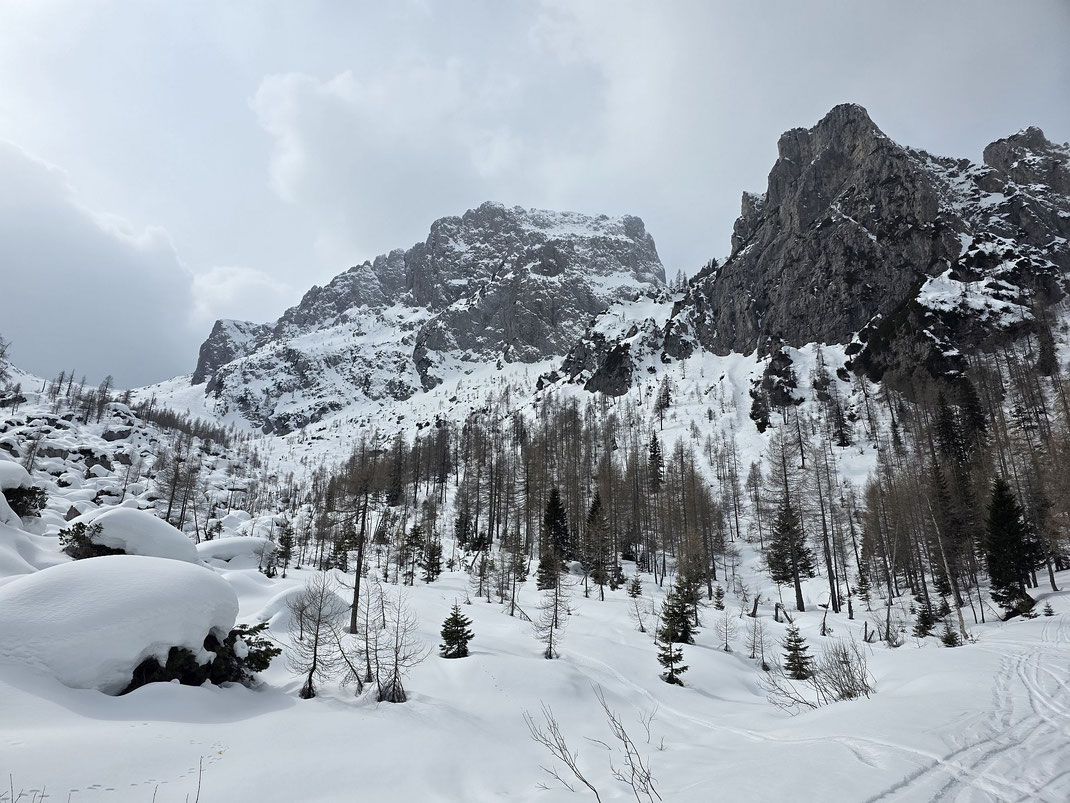 Bei der Lahnhütte, der Aufstieg (oder die Abfahrt) erfolgt rechts des Bergsturzgebietes in die Scharte nach rechts hinauf