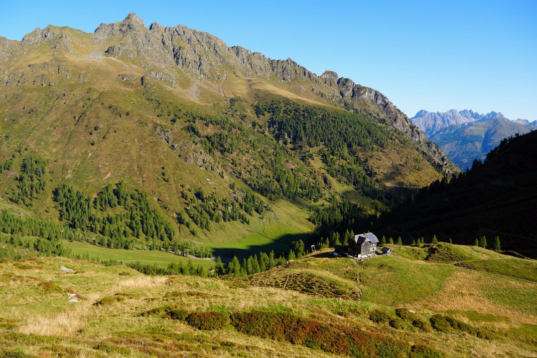 Hochweißsteinhaus mit der Frohnalm (Ingridhütte) an der Schattengrenze