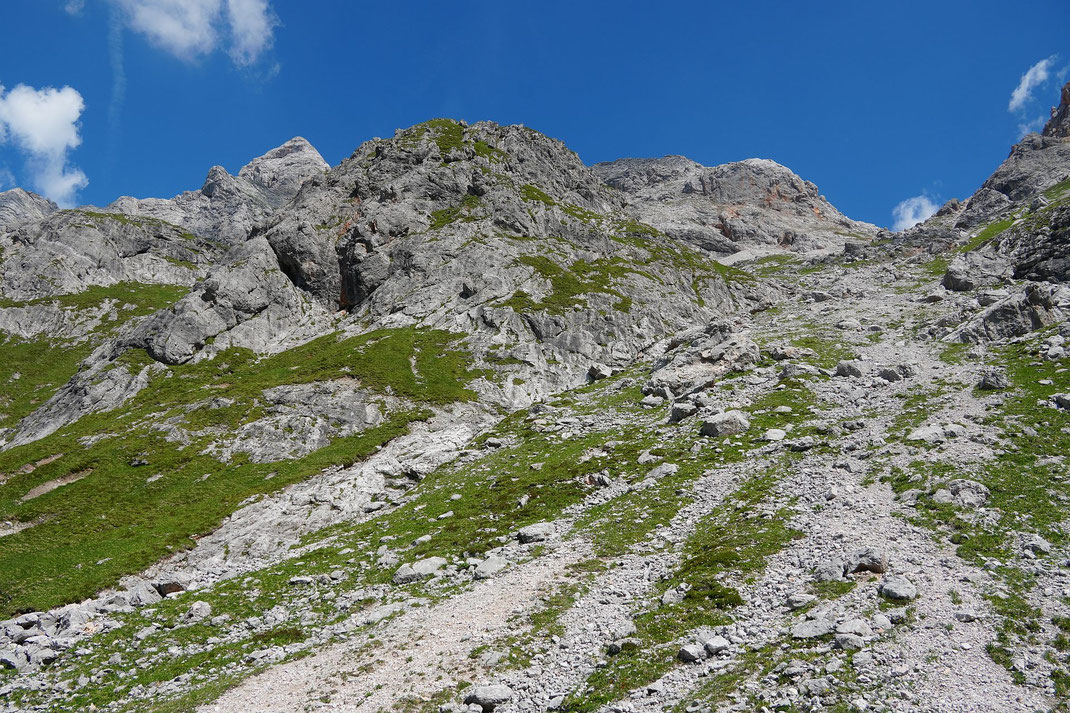 Am Weg ins Tal der Blick zurück zur Schönfeldspitze (links) und der Buchauerscharte (rechts)