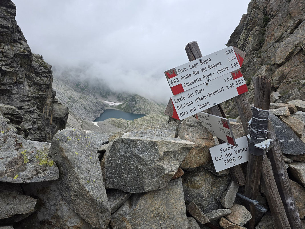 Schon auf der Forcella Col del Vento mit dem Blick zurück hinunter zum See