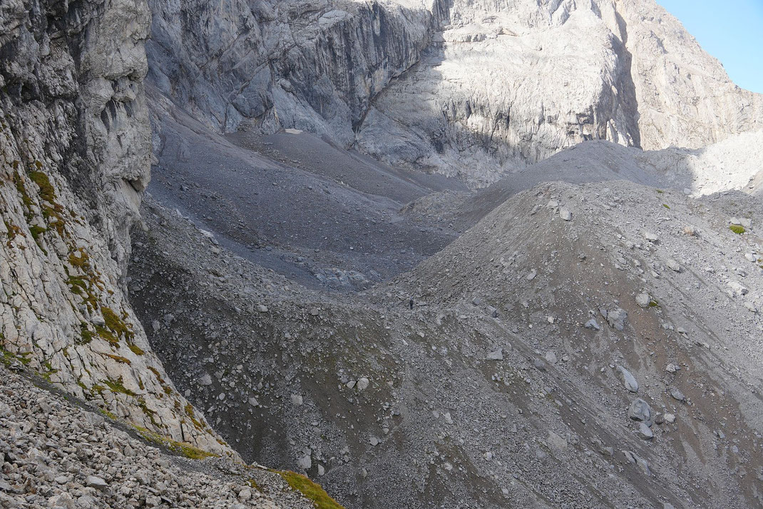 Blick vom Osten in das Eiskar, der Gletscher ist unter dem Schutt nicht zu erkennen