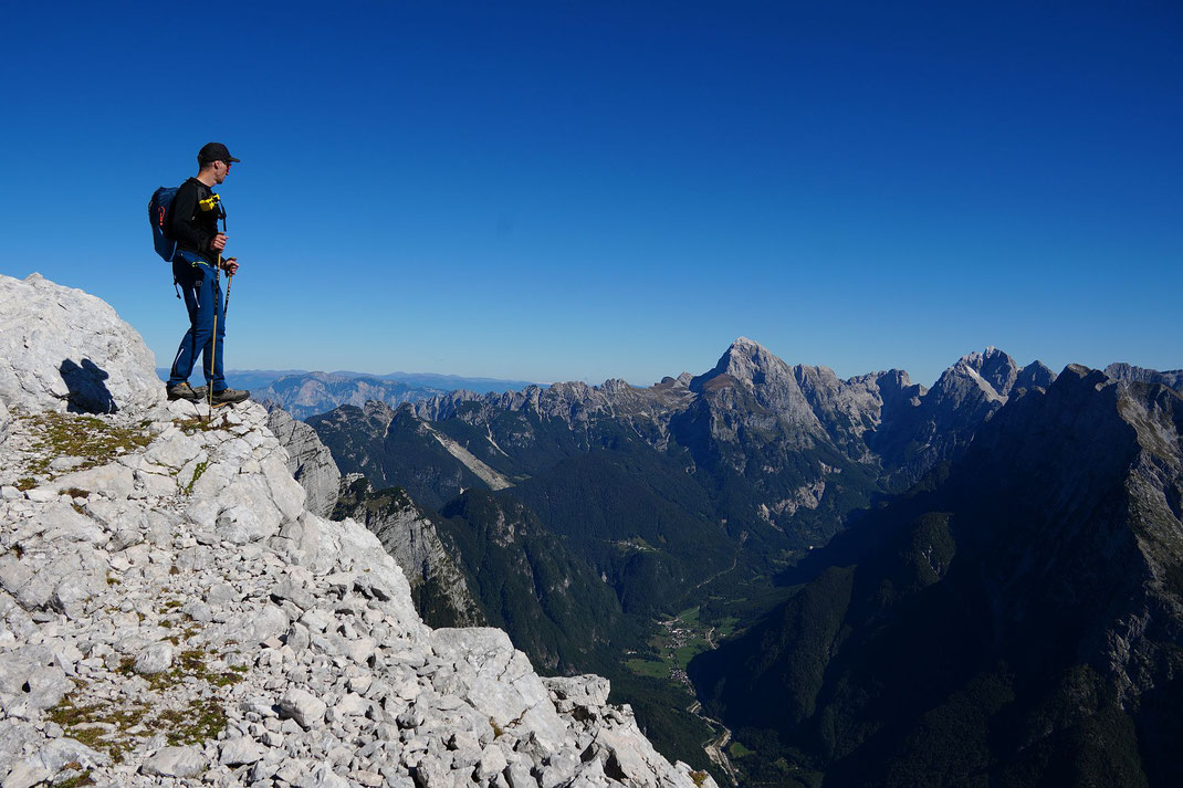 Knapp unterm Gipfel der Blick zum Mangart