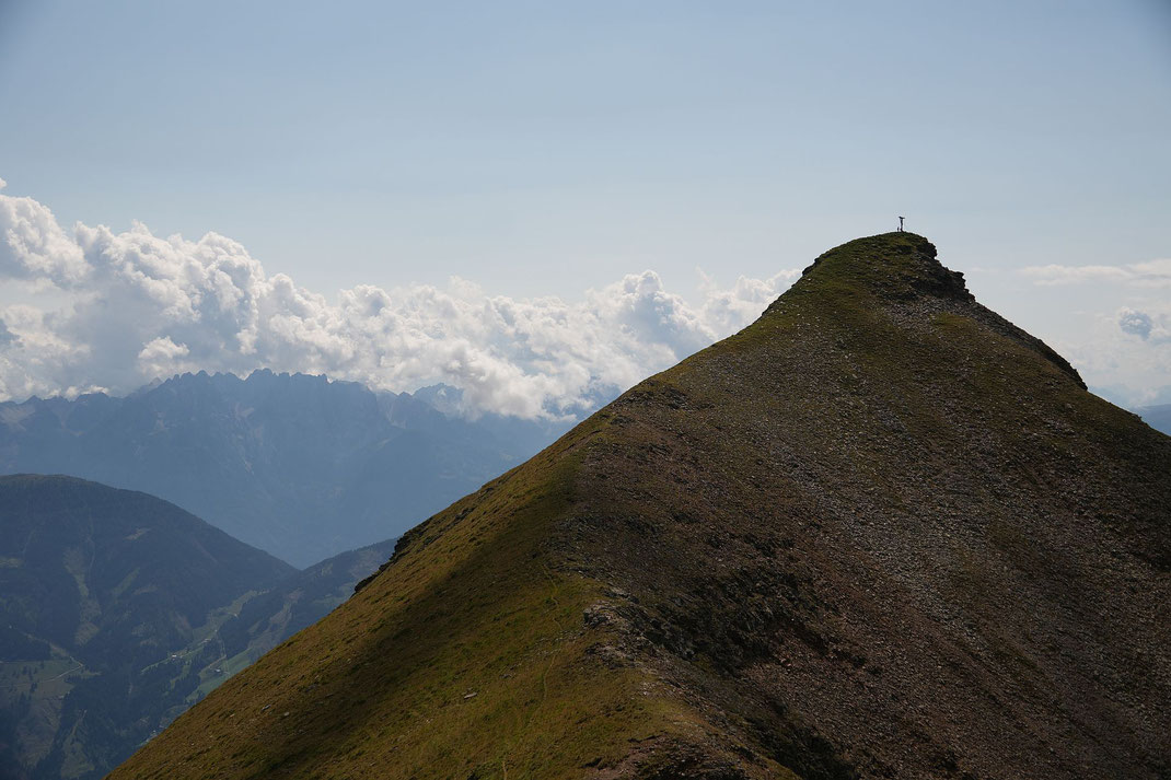 Der Zellinkopf von Osten her aufgenommen, im Hintergrund die Lienzer Dolomiten