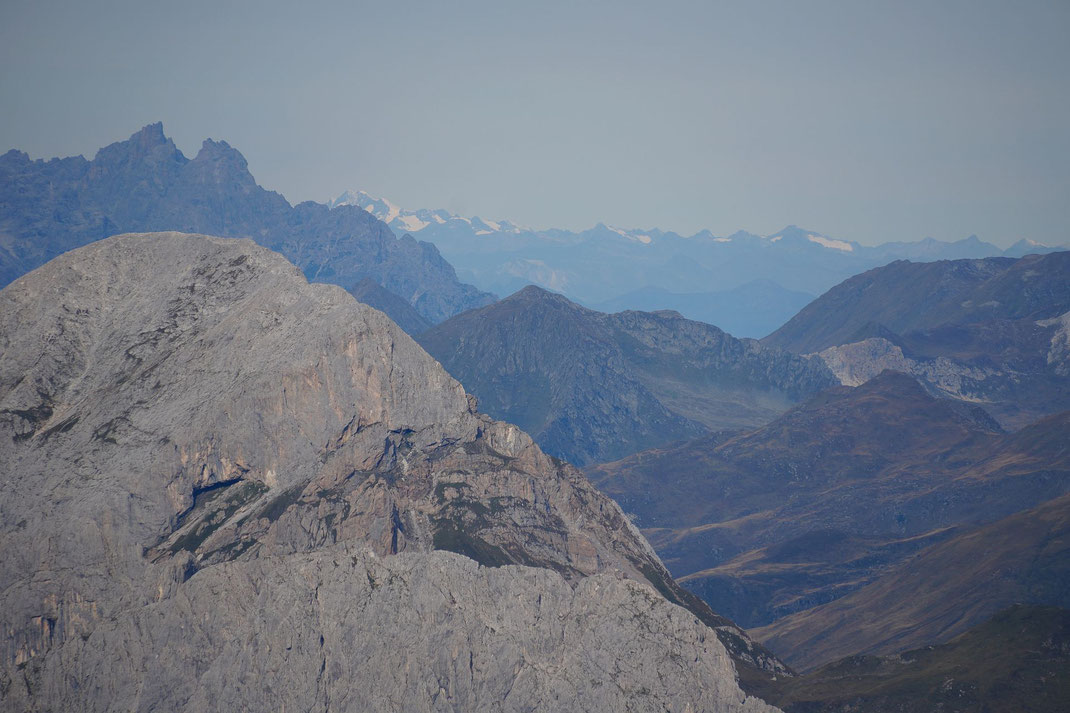 Im Westen ist bei guter Sicht die 157km entfernte Wildspitze zu erkennen