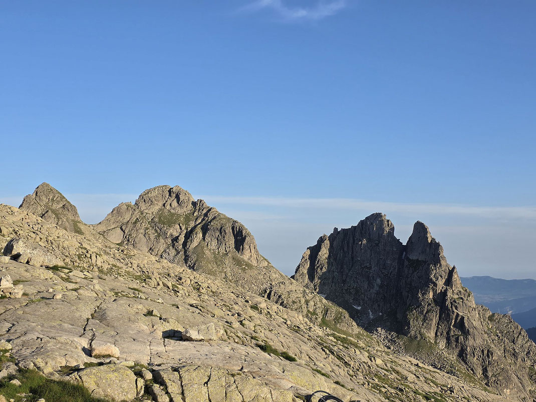 Das Ziel (Bildmitte) vom Rifugio Cima d'Asta aufgenommen