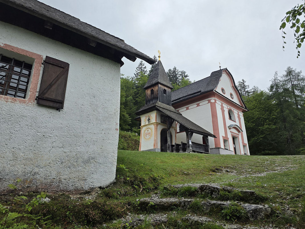 Die beiden Kapellen mit dem alten Pfarrhaus