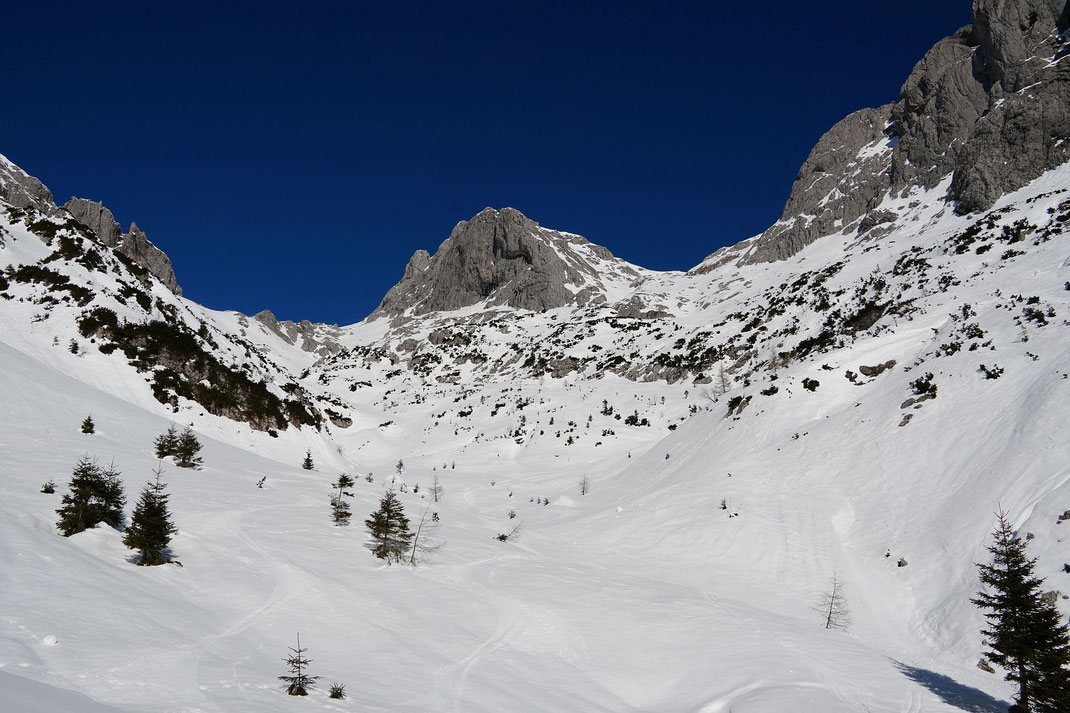 Abfahrt aus dem Sattel (rechts oben) zwischen Roßkofel ud Creta di Pricotic nach Süden, Rückanstie zum linken Sattel (Forcje dai Claps)