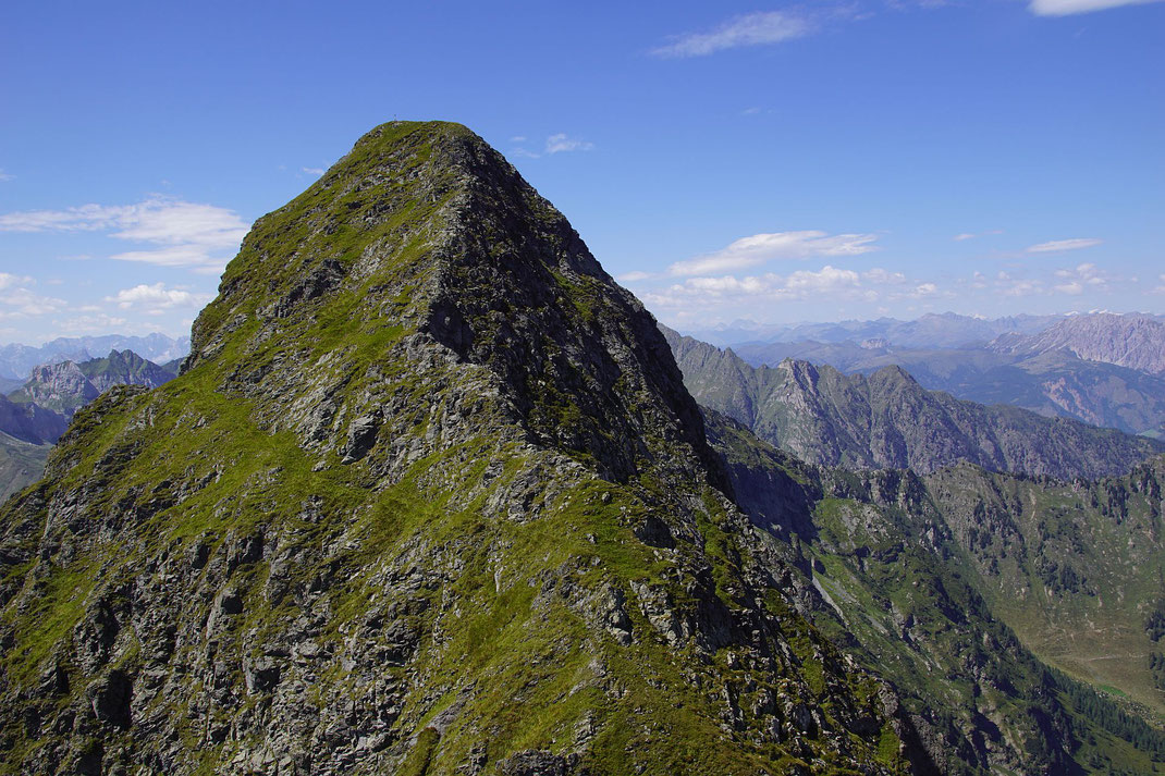 Blick von der Letterspitze in die Südostflanke der Steinwand, durch welche der erste Teil des Abstiegs erfolgt