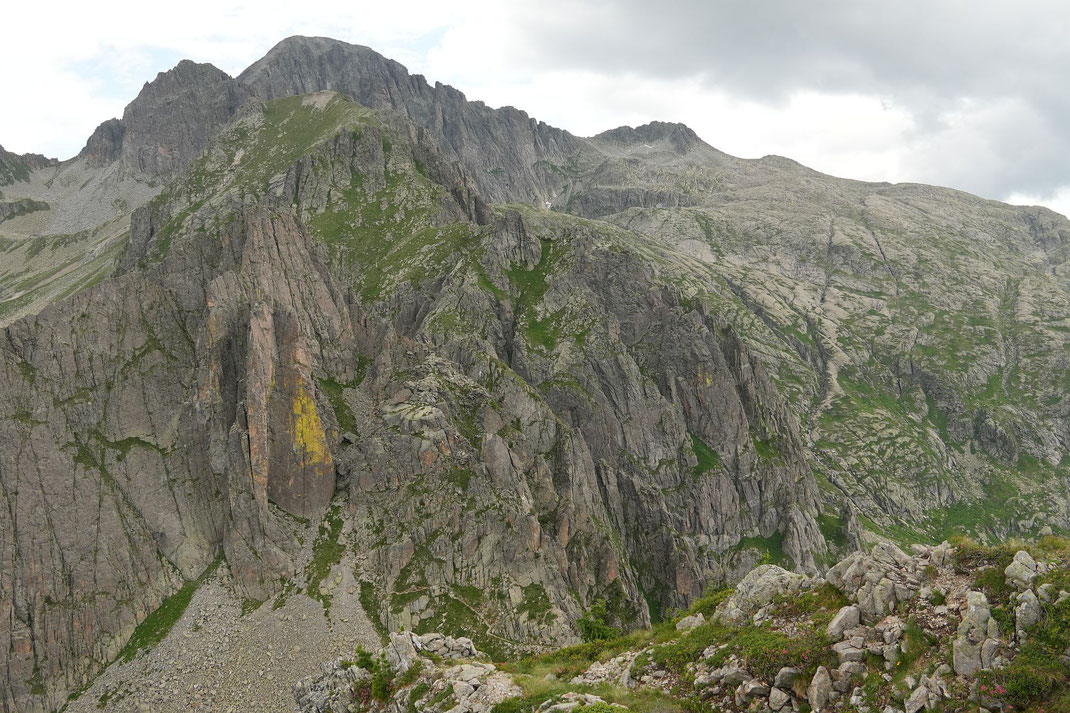 Blick von der Cima Tellina zum Col Verde und der dahinter liegenden Cima d'Asta, tief unten ist der Weg zu erkennen