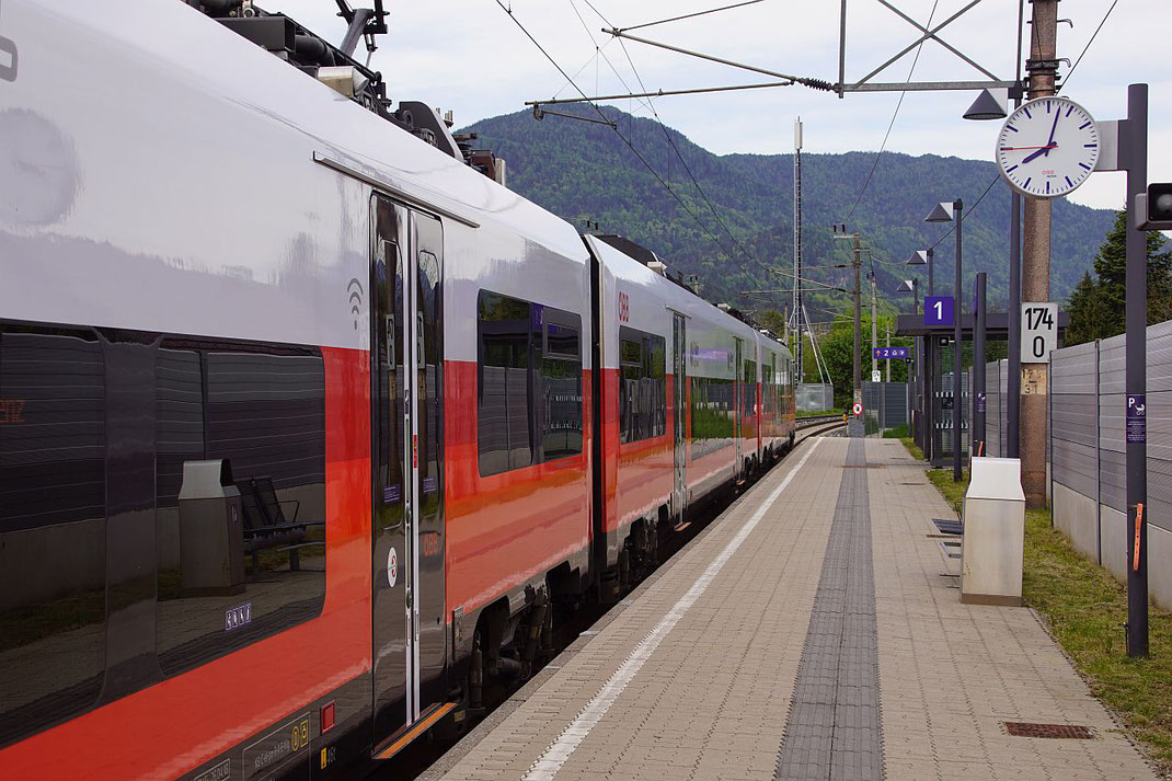 Der Zug fährt immer kurz vor und kurz nach der vollen Stunde von Villach bzw. Spittal kommend