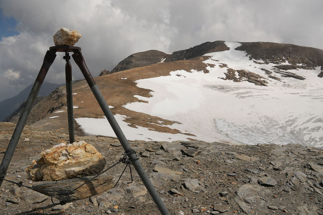 Am Vorderen Bärenkopf mit dem Blick zurück zum Mittleren Bärenkopf, der Hin- und Rückweg erfolgt über die mittlerweile eisfreien Bereiche