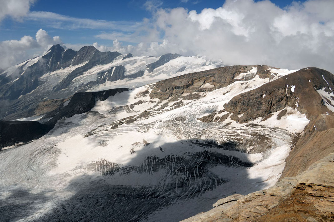 Blick zum Glockner, davor im Schatten die Oberwalderhütte am Großen Burgstall