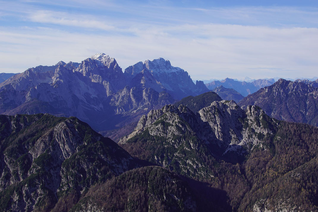 Wischberg und Montasch, im Hintergrund reicht der Blick bis zu den Dolomiten