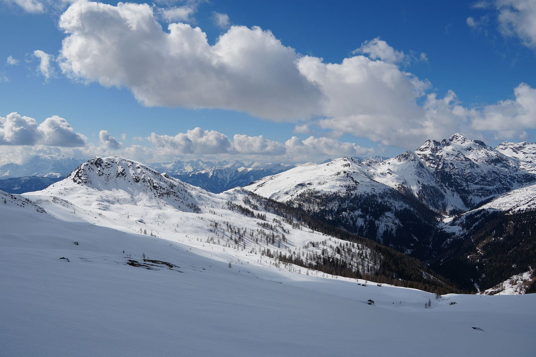 Blick zurück nach Westen, die Aufstiegsspur kommt von rechts herauf, links der Knoten