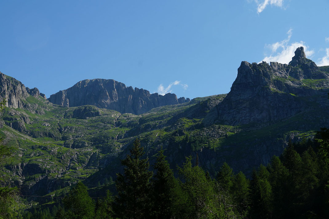 Blick hinauf zur Cima d'Asta, das Rifugio steht auf der "grünen" Geländekante, der Aufstieg erfolgt in einer weiten links-rechts-links Schleife