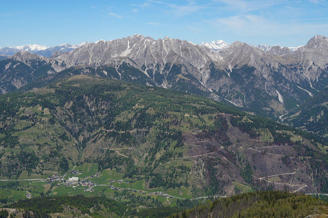 Der Blick hinab ins Lesachtal udn Maria Luggau, rechts im Bild ist deutlich der Waldbrand von 2026 zu erkennen