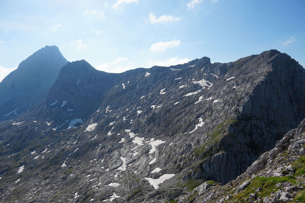 Der Weiterweg vom Sommerstein führt über das Schönegg (rechts) und den Wurmkopf (links der Bildmitte) zur Schönfeldspitze (ganz links)