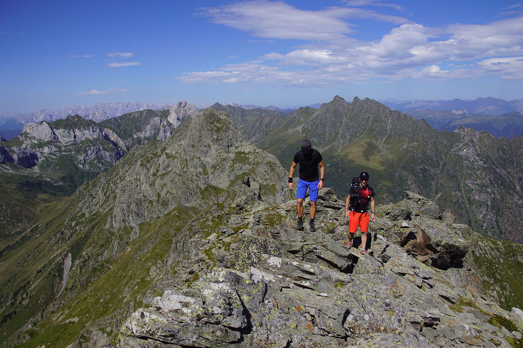 Blick zurück nach Westen, ganz im Hintergrund links sind die Sextener Dolomiten zu sehen