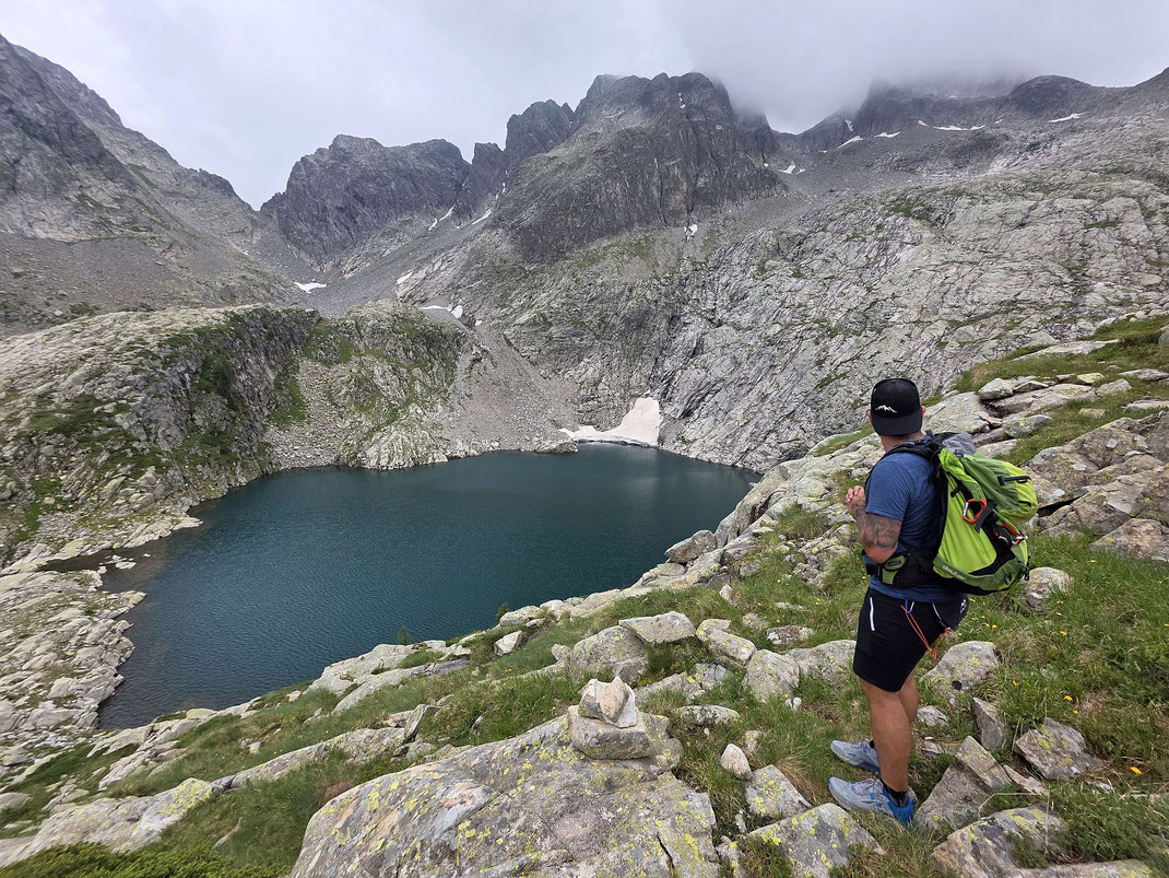 Der wunderschöne Lago del Bus; links im Bild ist bereits der mühsame Aufstieg durch das Geröllfeld hinauf zur Forcella Col del Vento zu sehen