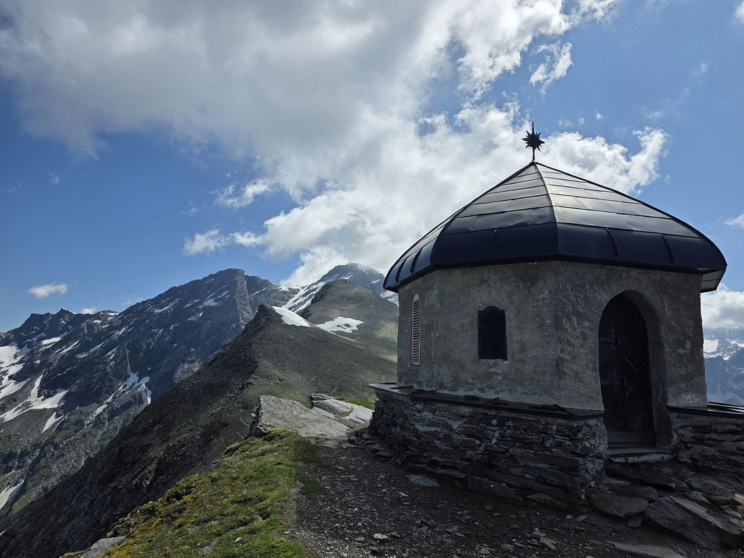 Mausoleum auf der Arnoldhöhe, links daneben im Hintergrund die Grauleitenspitze