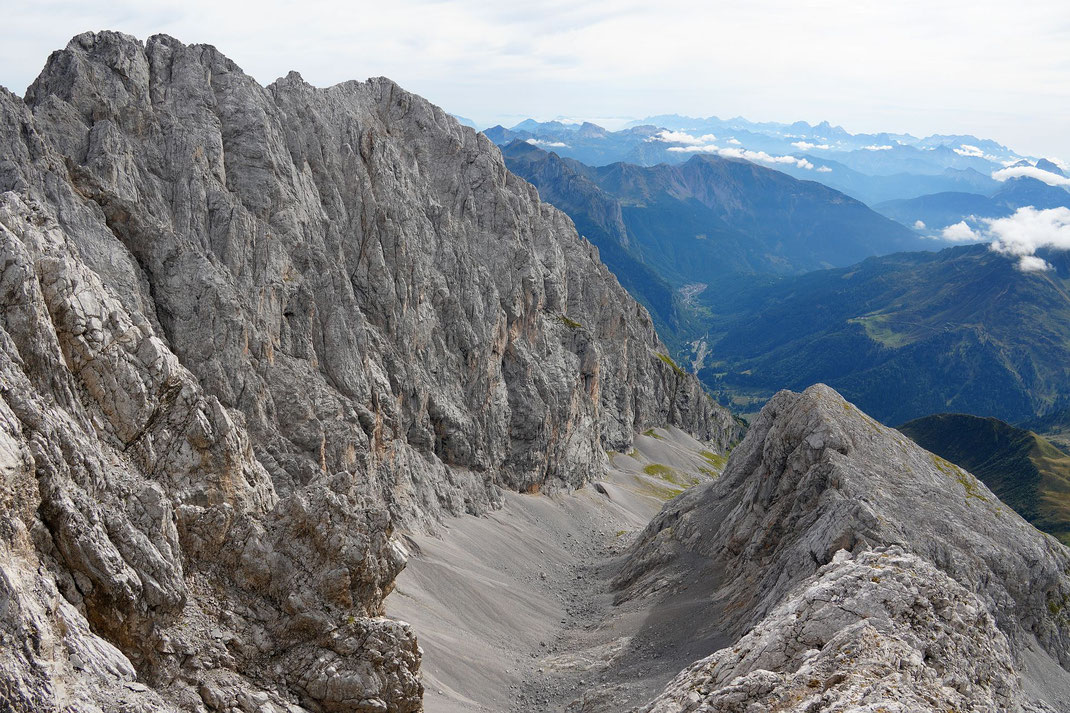 Blick hinab in den Keller, links die Kellerspitzen, rechts die Creta Monumenz