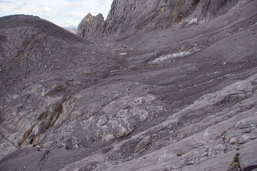 Blick über den Eisscheitel nach Osten, links oben im Bild ist die Moräne von 1850 zu erkennen. Im Bildvordergrund zeigt sich ganz dünn die Verbindung vom Hauptgletscher (rechts)  zur Gletscherzunge.