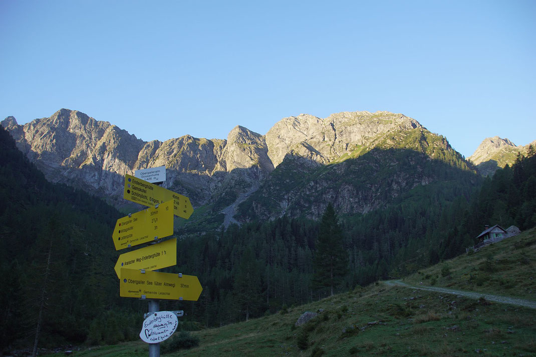 Von der Obergailer Alm der Blick zu Edigon (rechts der Bildmitte), Steinwand (links) und Letterspitze (ganz links)