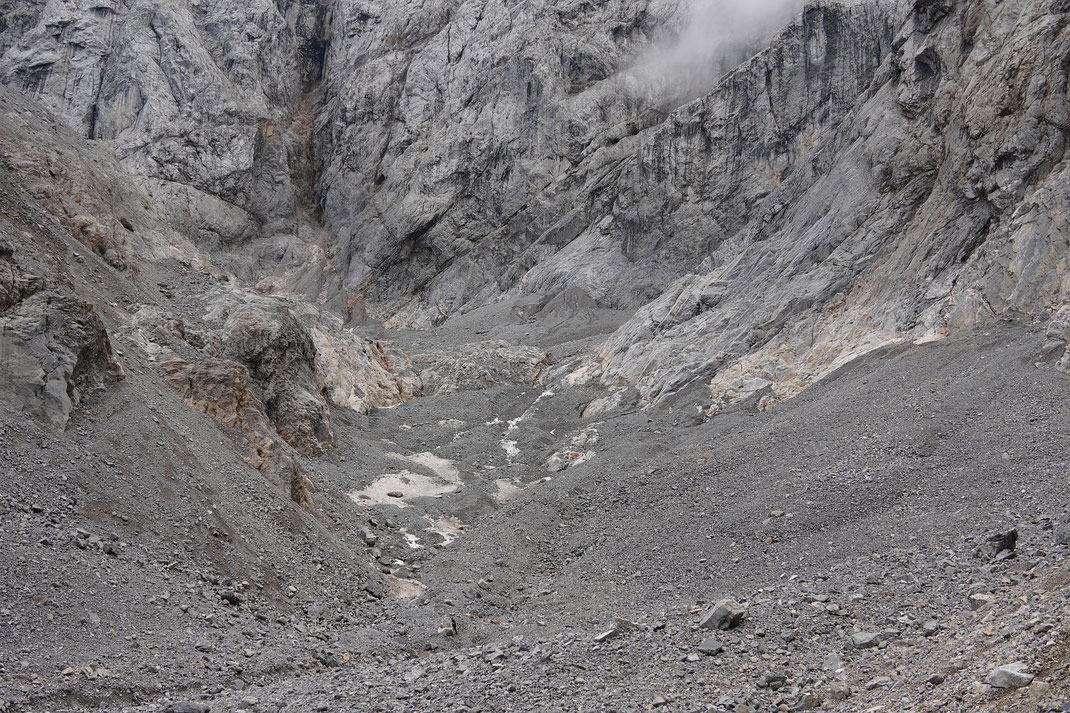 Die vom Gletscher nun komplett abgetrennte "Gletscherzunge" mit Blick zur Kellerwand