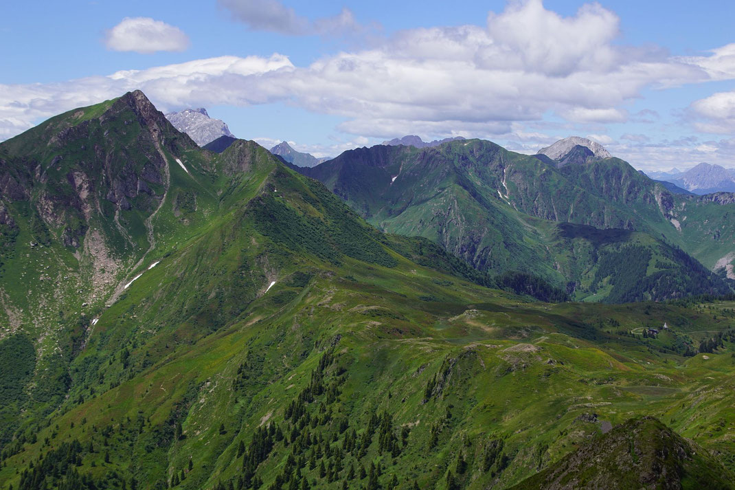 Der Blick zurück, rechts unten ist klein die Zollnerseehütte sowie die daneben liegende Kapelle zu erkennen