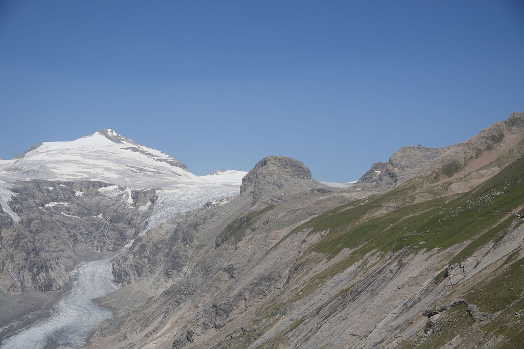 Blick zum Johannisberg (links), dem Mittleren Burgstall (Mitte) und dem Großen Burgstall, auf welchem die Oberwalderhütte steht (rechts)